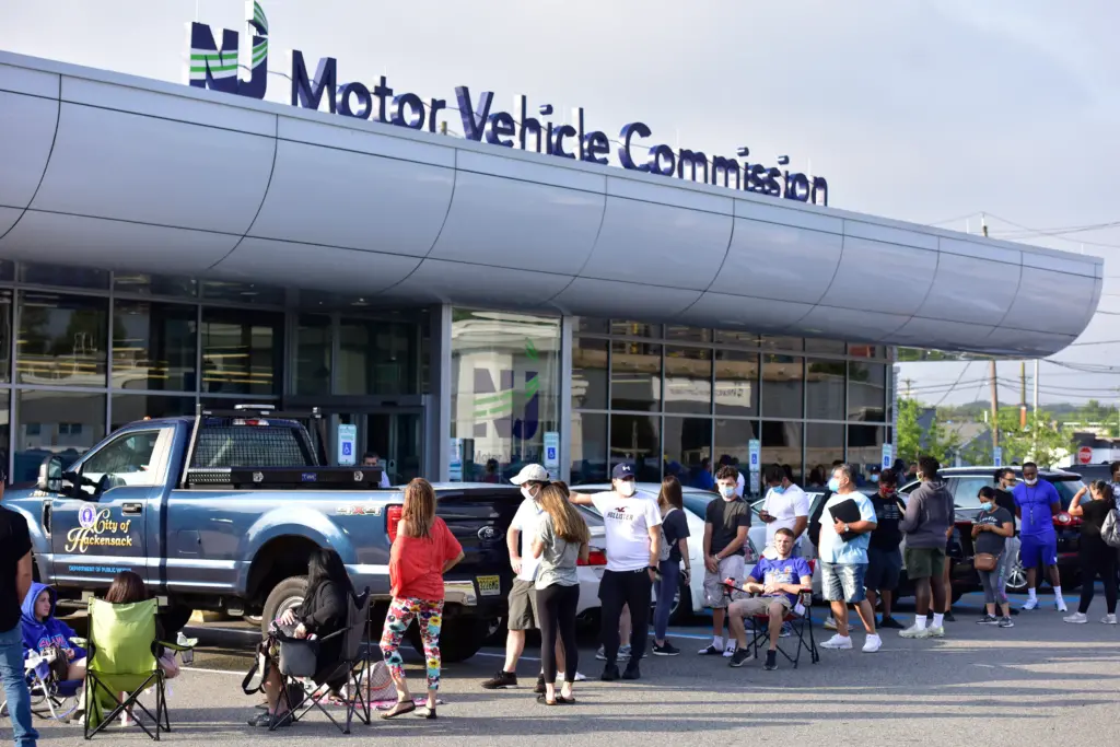 Cómo registrar un carro en el DMV de New Jersey [2026]